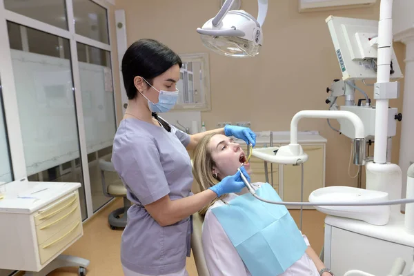 Dentystka Sprawdza Zęby Młodej Pacjentki Pojęcie Stomatologii Leczenia Stomatologicznego — Zdjęcie stockowe
