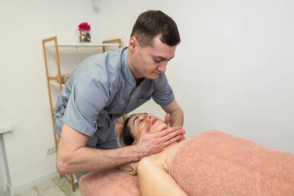 Een Mannelijke Massage Therapeut Maakt Een Massage Van Nek Borst — Stockfoto