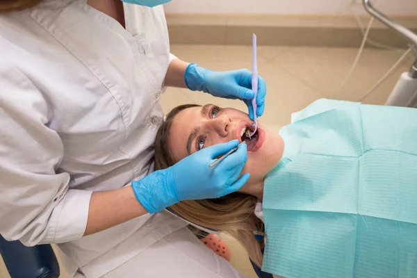 Dentysta Higienista Przeprowadza Zabieg Czyszczenia Zębów Dla Dziewczyny Klinice Stomatologicznej — Zdjęcie stockowe