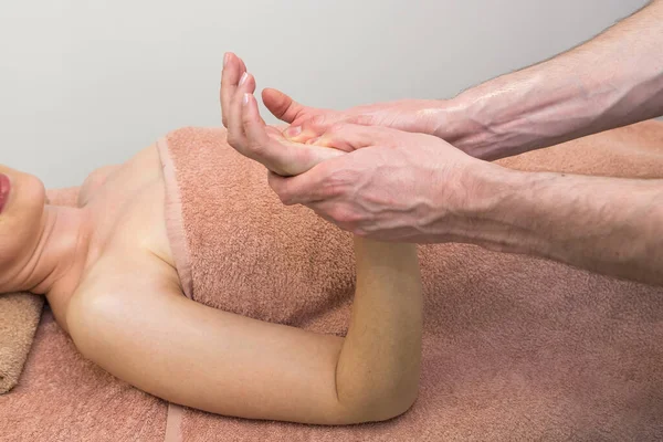 Massaggio Polso Maschio Massaggiatore Massaggiare Polso Una Mano Femminile — Foto Stock