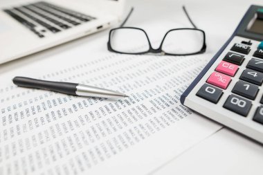 İstatistik, finansal analiz, iş, ekonomi kavramı. Kağıt üzerinde aksesuarlı numaralar