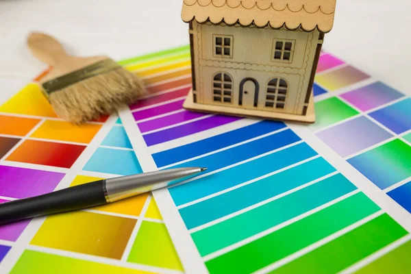 Modelo Casa Madera Paleta Colores Pincel Concepto Reparación —  Fotos de Stock