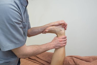 Spa salonunda insan ayak masajı. Sağlık kliniğindeki yalancı kadın için el masajı yapan doktor masörünün elleri. İş konsepti sırasında profesyonel kiropraktör.