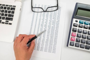 İstatistik, finansal analiz, iş, ekonomi kavramı. İş kadınının eli rakamlara işaret ediyor..