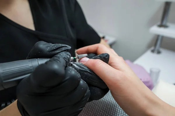 조류학자가 버팀목을 사용하여 고객의 손톱에서 니스를 제거하는 클로즈업한 전문적 — 스톡 사진