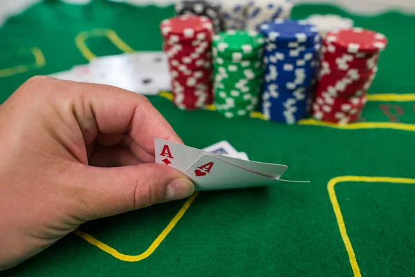 Oyuncu Kumarhanede Elinde Çiplerle Yeşil Bir Masada Oynuyor Kumar — Stok fotoğraf
