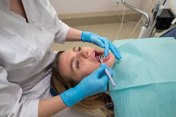 Dentysta Higienista Przeprowadza Zabieg Czyszczenia Zębów Dla Dziewczyny Klinice Stomatologicznej — Zdjęcie stockowe