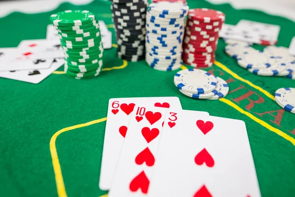 Kumar. Poker konsepti. Kağıt, fiş ve dolar yeni poker masasının etrafına saçılmış..