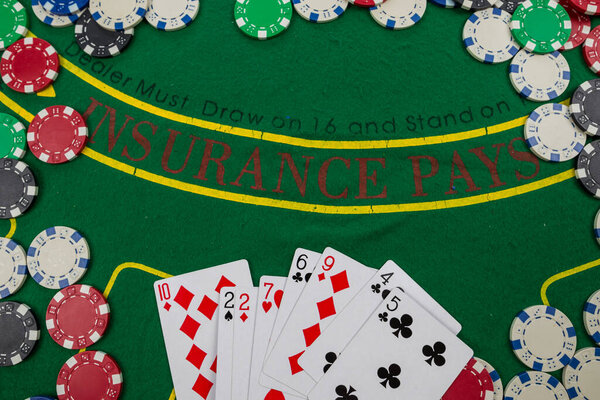 азартные игры. Покер: игральные карты, фишки и доллары пугают вокруг нового покерного стола.