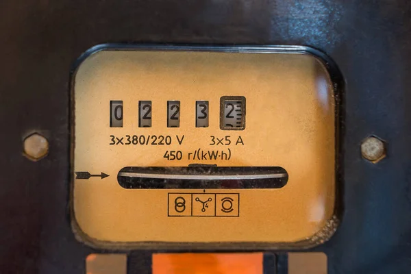 Eski Elektromekanik Indüksiyon Elektrik Sayacına Yakın Çekim Hizmetlerin Maliyeti Tasarruf — Stok fotoğraf