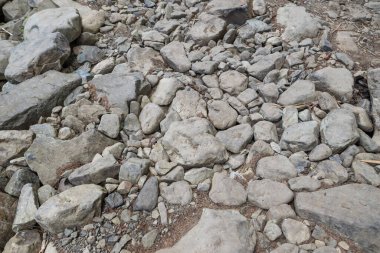 Karpatlar 'daki dağ yolunda büyük taşlar var. Dağlara giden taş yol. Taşlara yakın çekim.