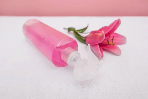 Спрей Бутылку Розовой Жидкостью Розовый Цветок Концепция Косметологии Шугаринг — стоковое фото