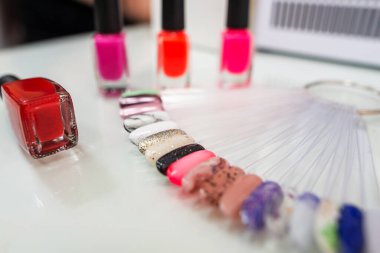 Various colorful nails, manicure palette. Nail polish samples. selective focus. palette with samples of nail polish. collection of samples of varnishes for manicure. well-groomed hands, healthy nails. Selective focus. nail design samples.