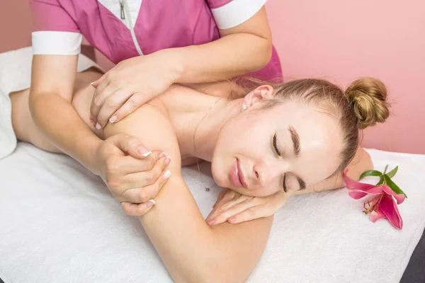 Young Beautiful Woman Getting Relaxing Back Body Massage Beauty Salon — Zdjęcie stockowe