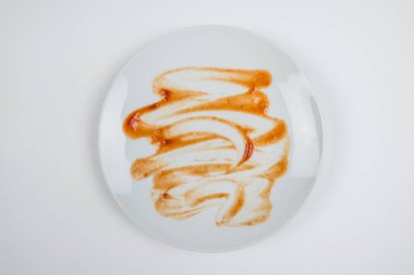 kirli tabak beyaz zemin üzerine izole