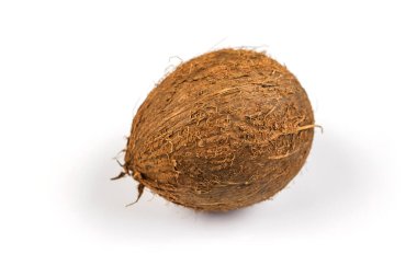 Beyaz arkaplanda tüm hindistan cevizi izole