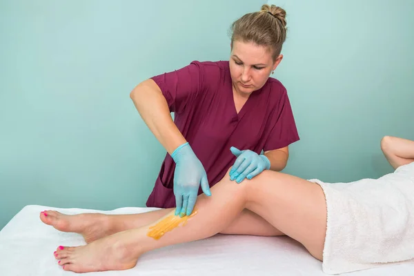 Woman Undergoing Leg Hair Removal Procedure Sugaring Paste Salon Skin — Stockfoto