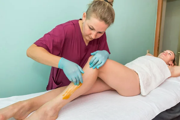 Woman Undergoing Leg Hair Removal Procedure Sugaring Paste Salon Skin — Foto Stock