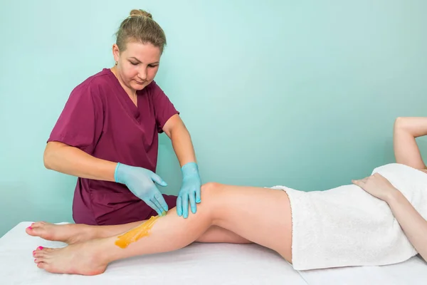 Woman Undergoing Leg Hair Removal Procedure Sugaring Paste Salon Skin — Stockfoto