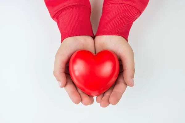 Червоне Серце Дитячих Руках Ізольоване Білому Вид Зверху Руки Тримають — стокове фото