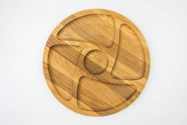 Beyaz arka planda meşe kaplı boş bir tabak. Üst görünüm, arkaplan