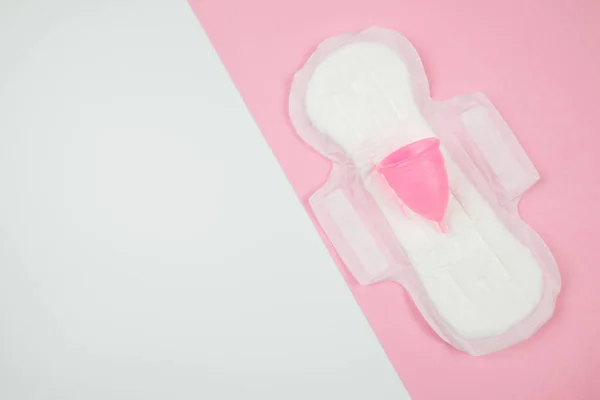 Horní Pohled Podložku Menstruační Pohár Bílém Růžovém Pozadí Kopírovacím Prostorem — Stock fotografie