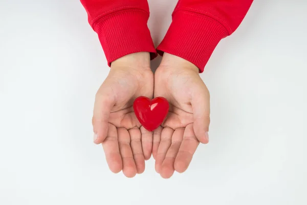 Червоне Серце Дитячих Руках Ізольоване Білому Вид Зверху Руки Тримають — стокове фото