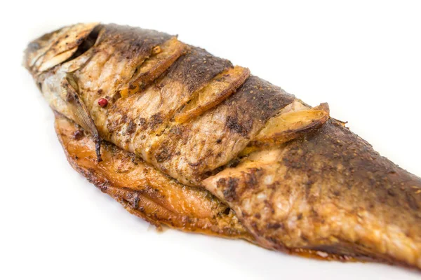 Kızarmış Fırında Pişirilmiş Tüm Balık Beyaz Arka Planda Izole Edilmiş — Stok fotoğraf
