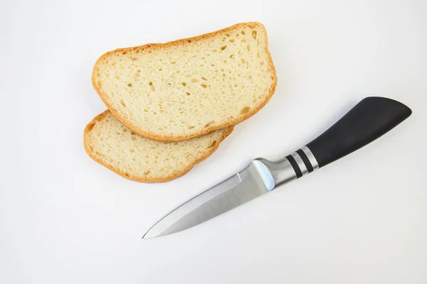 Scheibenbrot Und Ein Messer Auf Weißem Hintergrund Weißbrotscheiben Schlagstock Auf — Stockfoto