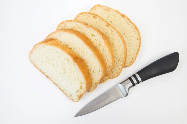 Krojony Chleb Nóż Białym Tle Białe Kromki Chleba Baton Białym — Zdjęcie stockowe