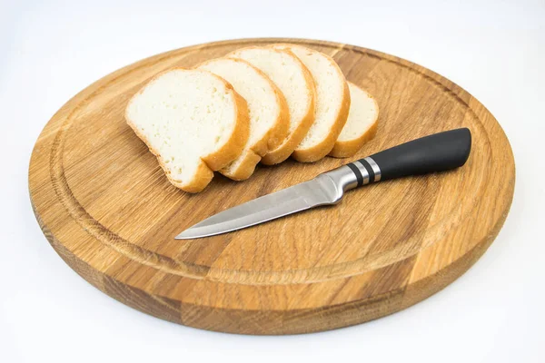 Krájený Chléb Nůž Bílém Pozadí Bílý Plátek Chleba Obušek Bílém — Stock fotografie