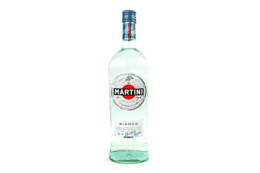 Kyiv, Ukrayna - 10 Ekim 2022: Bir şişe martini, ünlü İtalyan vermutu, beyaz arka planda izole edilmiş..
