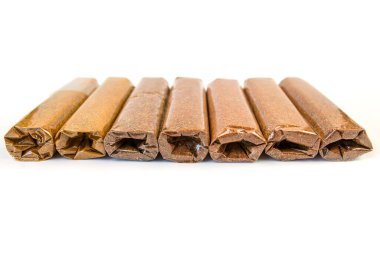 Beyaz arka planda izole edilmiş küçük şeffaf plastik torbalara doldurulmuş çeşitli baharatlar ve otlar.