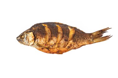 Kızarmış ya da fırında pişirilmiş tüm balık beyaz arka planda izole edilmiş..