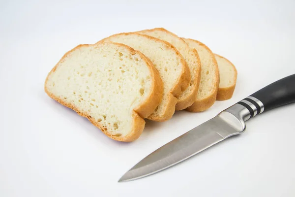 Krájený Chléb Nůž Bílém Pozadí Bílý Plátek Chleba Obušek Bílém — Stock fotografie