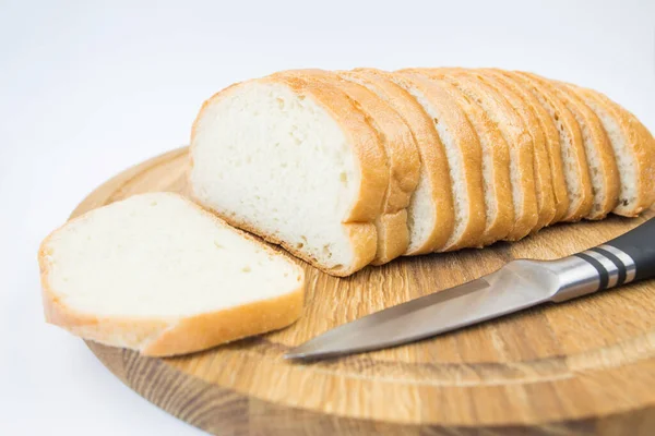 Порізав Хліб Ніж Білому Тлі Білі Шматочки Хліба Батон Білому — стокове фото