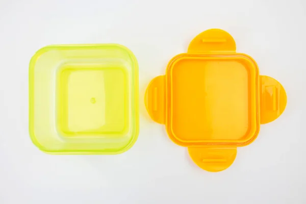白い背景で隔離された空のオープンプラスチックの弁当箱 給食用の黄色い容器 上からの眺め — ストック写真