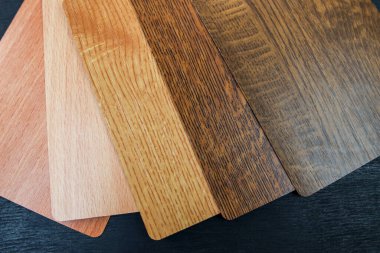 Tahta tahtalar, ince örnekler, renk seçimi kataloğu. Yakın plan.