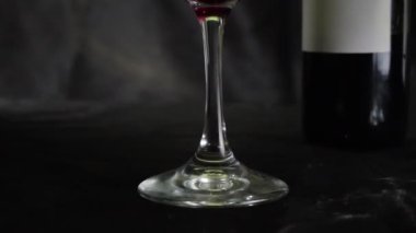 Bardakta kırmızı şarap. Yavaş çekim