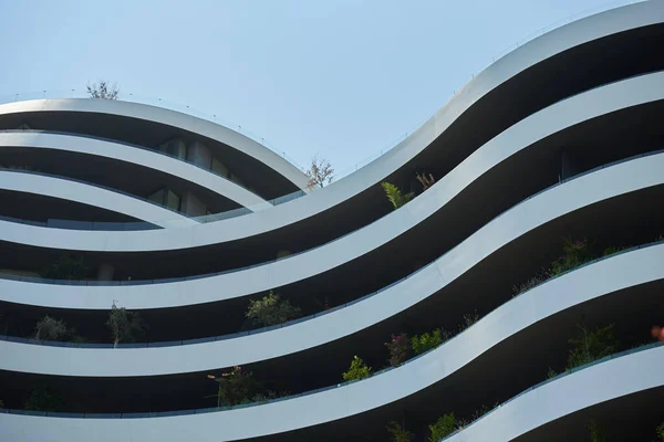 Fachada de un moderno edificio de apartamentos en Europa con plantas — Foto de Stock