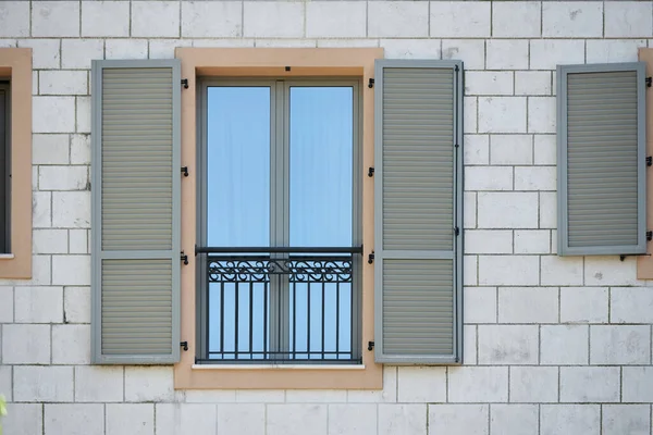 Szare plastikowe okiennice w budynku mieszkalnym — Zdjęcie stockowe