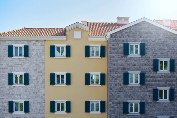 Фасад нового жилого здания с различными отделочными материалами в Европе — стоковое фото