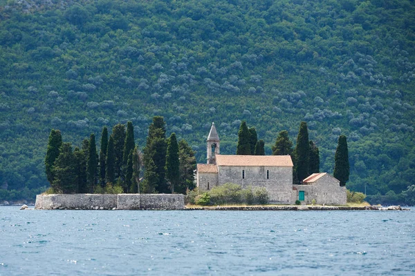 Klasztor św. Jerzego na zacisznej wyspie na Adriatyku w Czarnogórze — Zdjęcie stockowe