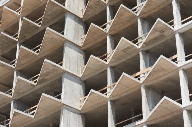 Çelik ve betondan yapılmış modern bir bina.