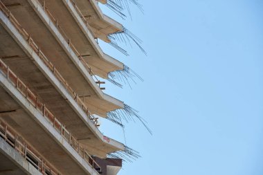 İnşaat sırasında beton duvardan çıkan çelik.