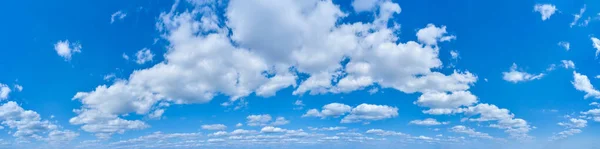 Fényes kék ég széles panorámája felhőkkel — Stock Fotó
