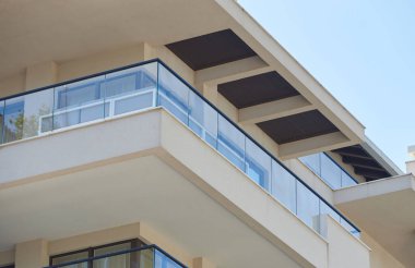 Modern bir evde cam parmaklıklı balkon.