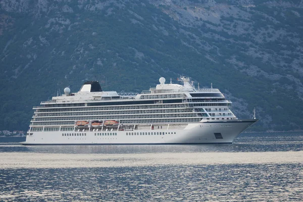 Cruiseschip in Adriatische zee tegen de achtergrond van bergen — Stockfoto
