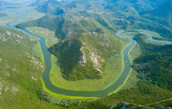 Il fiume tortuoso Crnojevicha nelle montagne del Montenegro — Foto Stock