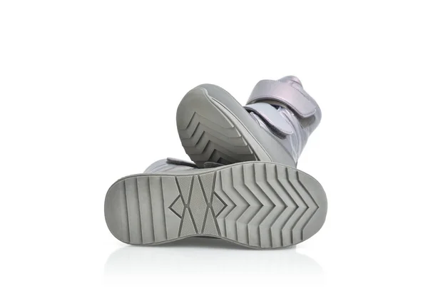 白に隔離された滑り止めの靴底を持つ子供のための冬の灰色のブーツ — ストック写真